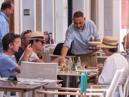 cvisfvgasgnioz5owg3xbwwlra Un camarero sirve varias bebidas en una terraza, en la localidad menorquina de Mahón.