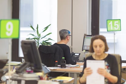 Empleados públicos en una oficina de atención al ciudadano.