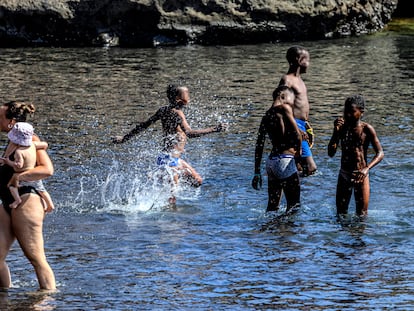 dh2qdc7cjbcujma23bcsrxqyqq Menores que emigraron solos a las islas Canarias toman un baño en el puerto de La Restinga, en marzo de 2024.