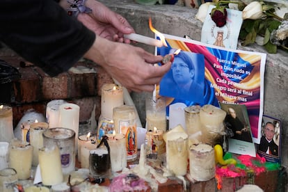 ef5ir7eeqadmhzgb6hyj6jddfe-1 Simpatizantes de Uribe Turbay colocaron velas, carteles, banderas y rosarios, a las afueras de la clínica Santa Fe.