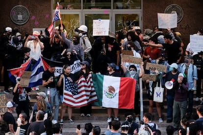 fkc4r5whlgqmhobxwfb3apfmla-1 Manifestantes en Austin, Texas, el 9 de junio de 2025.