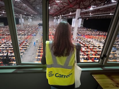 Decenas de personas realizan las pruebas de acceso a Correos, en el recinto ferial de Silleda, Pontevedra, en 2023.