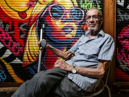 ioes5ucqm5ay7cfox3sag52u4u-1 El actor de doblaje Javier Franquelo, posando para 'El País' en 2023.