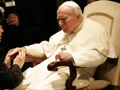 Juan Pablo II recibe a Marcial Maciel en el Vaticano, el 30 de noviembre del 2004