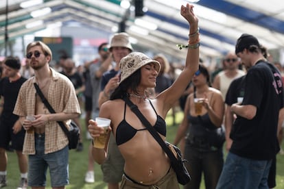 nnrthkbtbvfu3ix5jdbogv4uvi-1 Asistentes al festival bailan en el espacio Sónar Village.