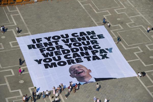 protesta-contra-jeff-bezos-en-venecia Jeff Bezos y Lauren Sánchez se dan el "sí" en exclusiva ceremonia en Venecia - protesta-contra-jeff-bezos-en-venecia