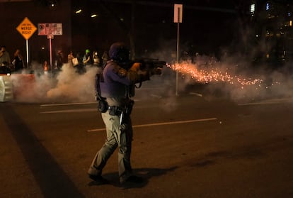 puoc5rnzmkg5eh7uw3tqgxf3wi Un miembro de las fuerzas del orden dispara municiones no letales durante una manifestación, en Austin, Texas, el 9 de junio de 2025.