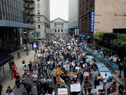 r2f3afpadjfddjmqo5f2ndjuha-3 Protesta contra las redadas federales de inmigración en Chicago, Illinois.
