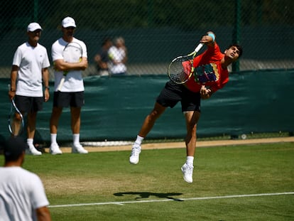 rqypumvoxzckjjr3nndheqozri Alcaraz sirve durante el entrenamiento del domingo, ante la mirada de Samuel López y Ferrero.