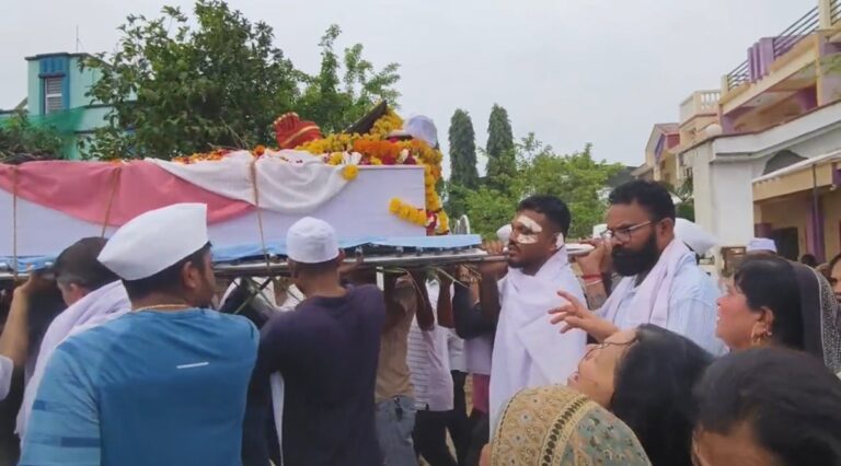 sobreviviente-del-vuelo-de-air-india-en-funeral-de-su-hermano