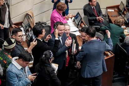 szaschmagbdqhlysiepo7kbigi Senadores del partido Pacto Histórico celebran la aprobación de la reforma aboral en su ultimo debate en el congreso de la república, el 17 de junio del 2025.