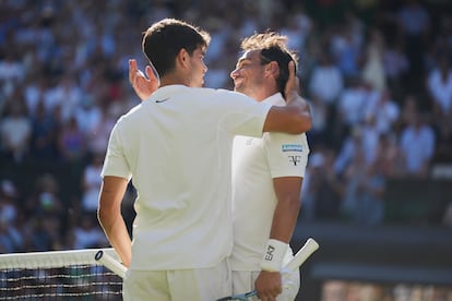 Alcaraz y Fognini se saludan al término del partido.