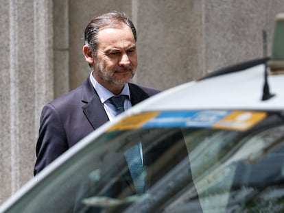 u6gvvtyuuvanrcpnj5iuebt3ji El exministro José Luis Ábalos abandona el Tribunal Supremo el pasado lunes tras declarar como imputado por el supuesto amaño de obra pública.