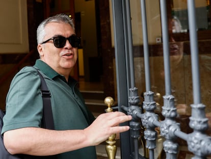 u7vqptc3bnhdri6thya64i4vpa El exsecretario de Organización del PSOE Santos Cerdán a la entrada a su domicilio la semana pasada en Madrid.