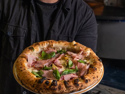 v32l6eu4bje5ne22bxjvbqbcli Michele Pascarella, responsable de Napoli on the Road, en Londres, corona de nuevo el podio de la lista de Las 50 mejores pizzerías de Europa. Imagen proporcionada por la organización.