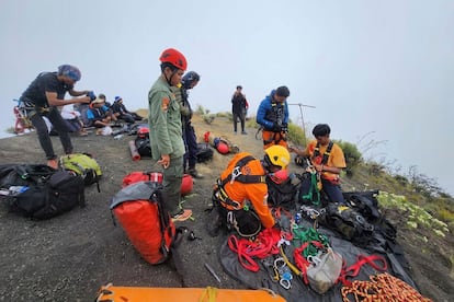 wtibspmiyxej3sdqh55vl5osqy-1 Rescatistas realizan tareas de búsqueda de Juliana Marins, el monte Rinjani, Indonesia.