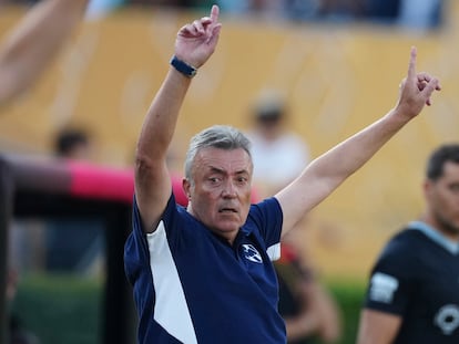 Domènec Torrent, durante el partido entre el Monterrey y el Urawa (4-0) en el que el conjunto mexicano se clasificó para octavos de final del Mundial de Clubes