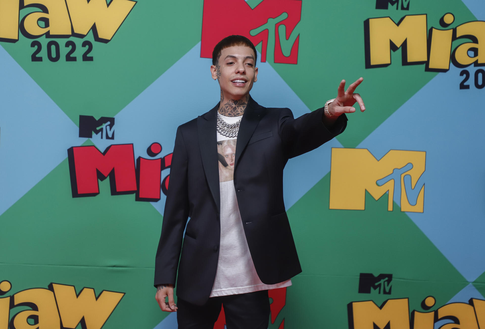 Natanael Cano tumba sus corridos y lanza su nuevo álbum urbano ‘Porque La Demora’ Natanael Cano tumba sus corridos y lanza su nuevo álbum urbano ‘Porque La Demora’