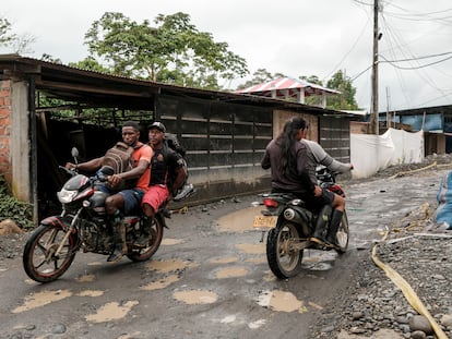Motoristas transitan por las calles de la vereda de Zabaleta, en Nariño, Colombia, este 25 de mayo.