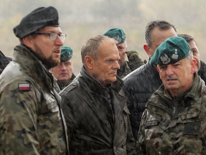 Donald Tusk, este lunes con las tropas polacas en Orzysz, en el noreste de Polonia.