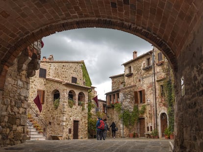 53xfsxnrtjhopgvq7xb73ldqda Acceso a la Piazza del Castello en Montemerano (Italia)