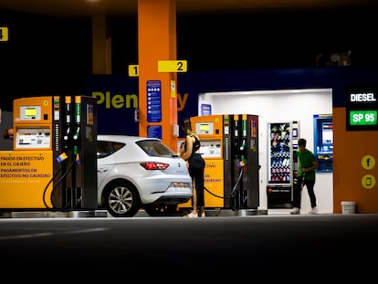 La ley de consumo sostenible equipara la gasolina al tabaco y vetará su publicidad