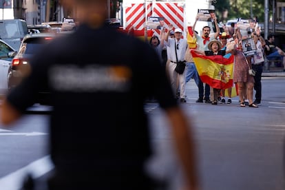 afcglkxdjnio66ibmvzmtp44au Varias personas protestan contra del presidente del Gobierno en las inmediaciones de la sede del PSOE en Madrid.