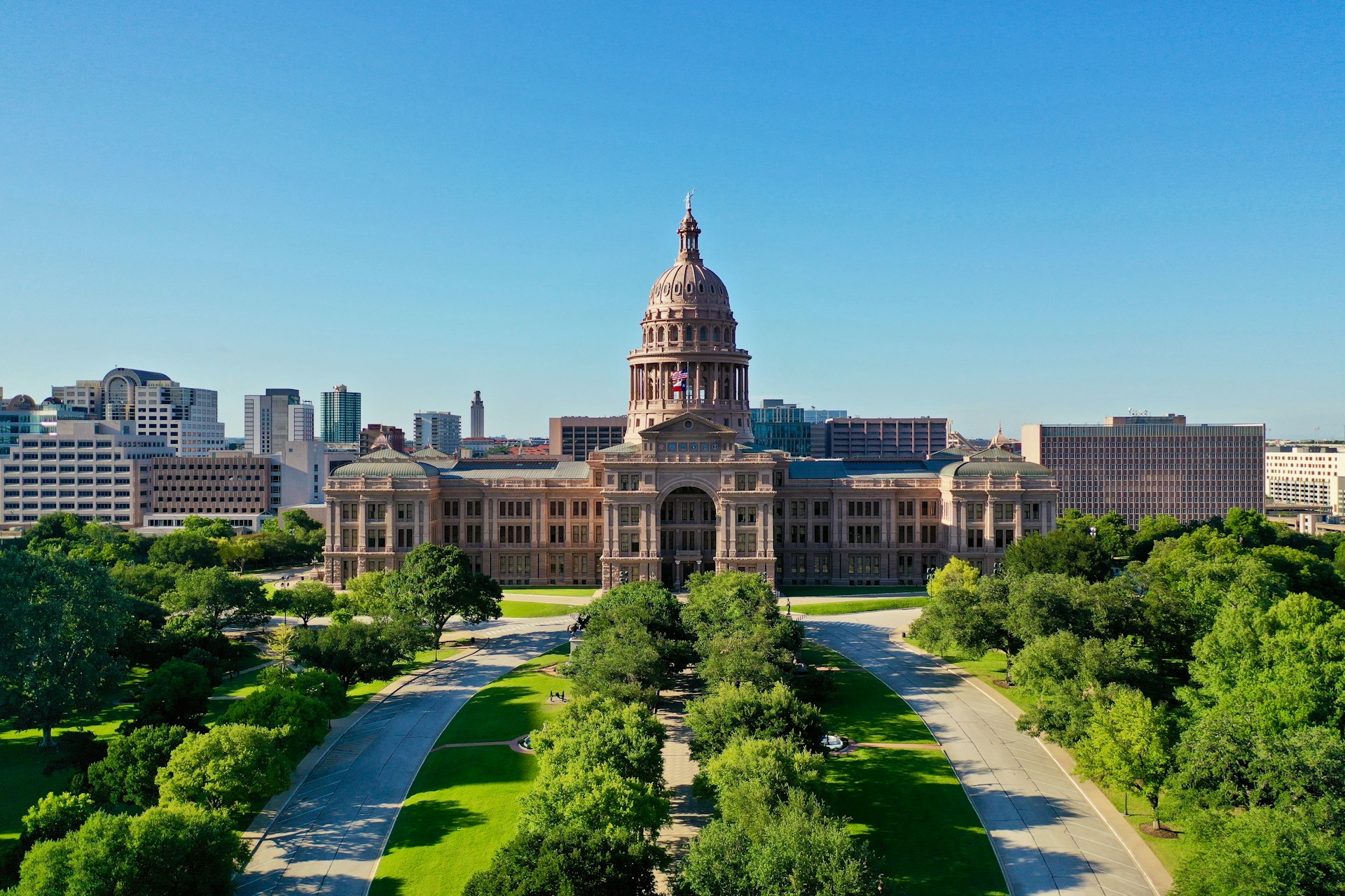 Familias en Texas demandan la ley que exige mostrar los mandamientos en las aulas