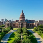 Familias en Texas demandan la ley que exige mostrar los mandamientos en las aulas