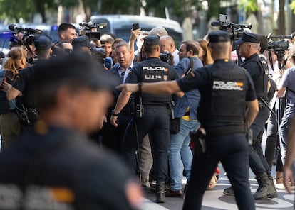 cbere4qh35opvmp7oiowizbsve-1 Fuerte presencia policial en la sede del PSOE, en los momentos previos al arranque del Comité Federal. En la imagen, llegada de Emiliano García-Page.