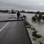Cierran la carretera Victoria-Tampico por lluvias; pasajeros y choferes de carga quedan varados