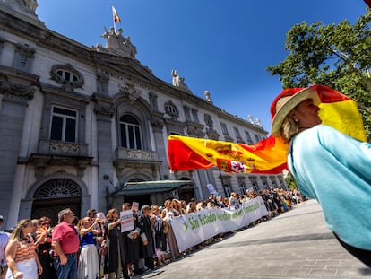 crkijqbz5zdyfob6f77dqrauqa Concentración de jueces y fiscales ante el Tribunal Supremo por la propuesta de la nueva reforma fiscal.