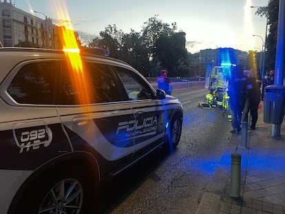 La policía municipal y los servicios de emergencias, en el lugar del accidente.
