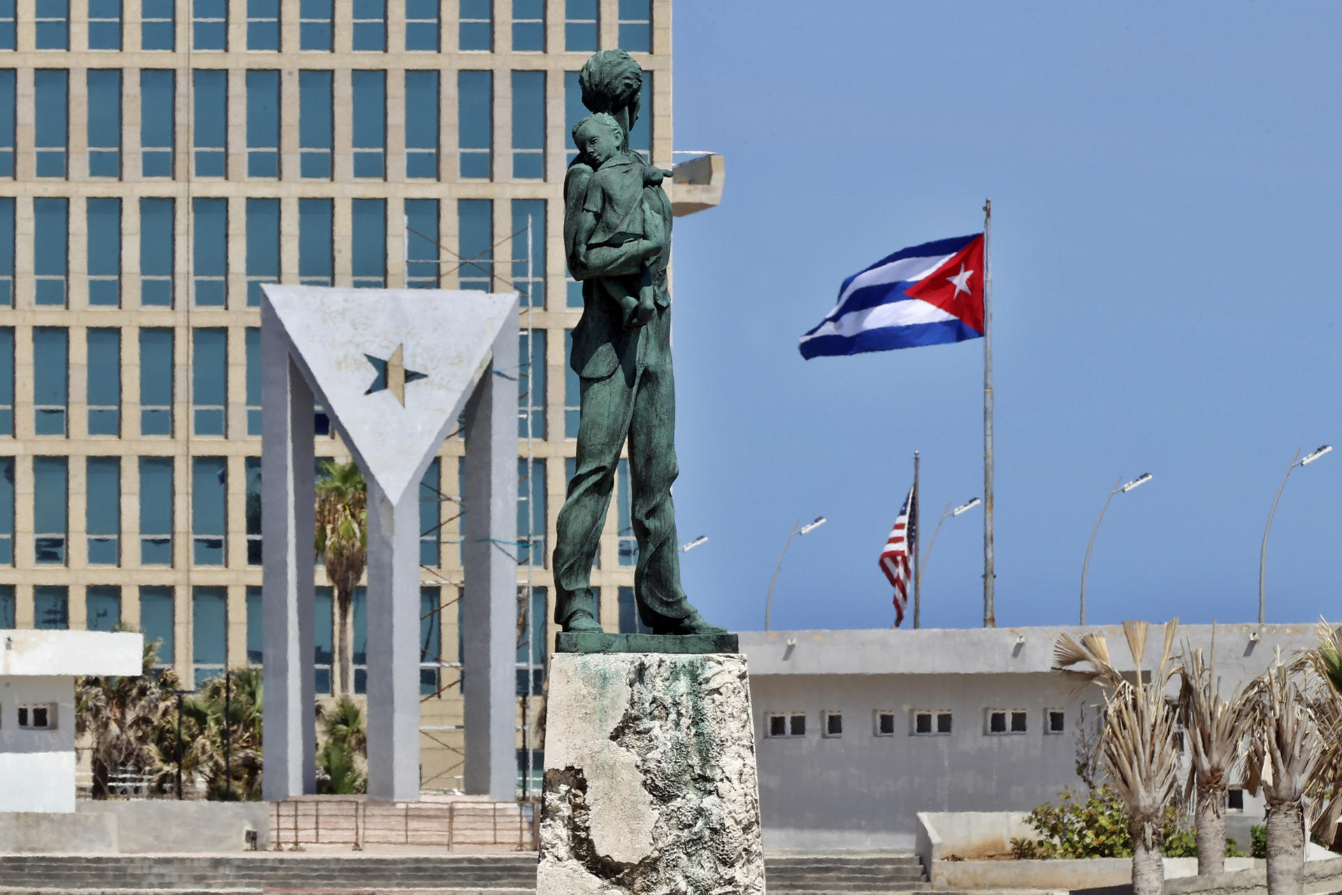 Trump firma memorando para endurecer la política estadounidense en Cuba