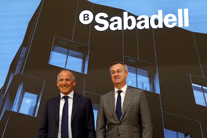 El consejero delegado del Banco Sabadell, César González-Bueno, junto al director financiero de la entidad, Sergi Palavecino (i).