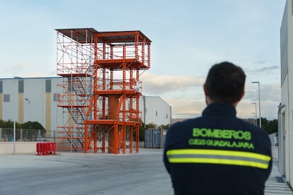 (Foto de ARCHIVO)
Un miembro del cuerpo de bomberos de Azuqueca de Henares, Guadalajara.