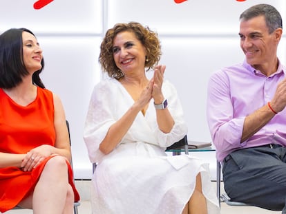 i7g2z7a63bhvrmklhzeza6k5yu De izquierda a derecha, Rebeca Torró, María Jesús Montero y Pedro Sánchez, el viernes en la sede del partido en Ferraz, en una fotografía distribuida por el PSOE.