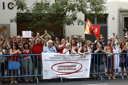 ibhlttjxlnbqdj4mpzneas5saq Simpatizantes del PSOE, congregados a las puertas de Ferraz momentos antes del arranque del Comité Federal.