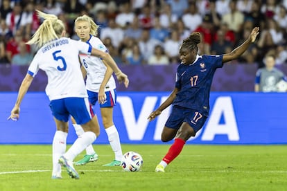 Sandy Baltimore marca el segundo gol de Francia ante Inglaterra este sábado.