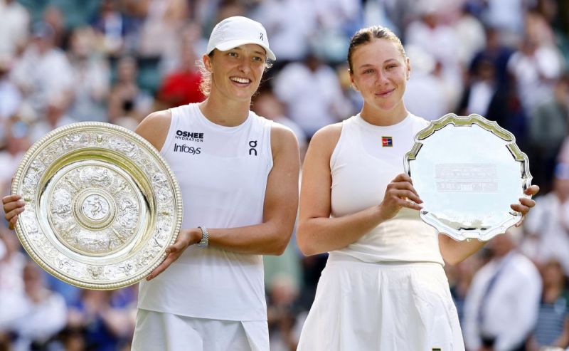 iga-swiatek-y-amanda-anisimova-con-sus-trofeos-de-wimbledon-2025 Sinner triunfa en Wimbledon, ¿cuánto dinero ganó? - iga-swiatek-y-amanda-anisimova-con-sus-trofeos-de-wimbledon-2025