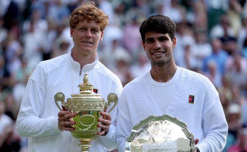 jannik-sinner-y-carlos-alcaraz-con-sus-trofeos-de-wimbledon-2025 Sinner triunfa en Wimbledon, ¿cuánto dinero ganó? - jannik-sinner-y-carlos-alcaraz-con-sus-trofeos-de-wimbledon-2025