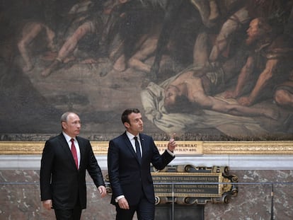 El presidente de Francia, Emmanuel Macron, y su homólogo de Rusia, Vladímir Putin