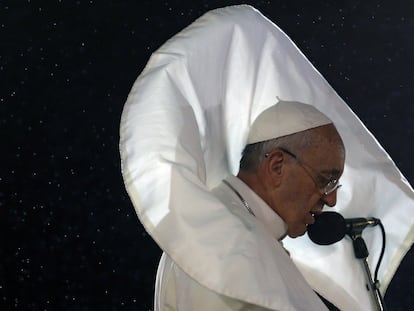 El papa Francisco se dirige a los jóvenes reunidos en la playa de Copacabana, en Río de Janeiro, en julio de 2013.