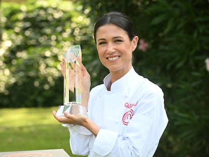 ntwbrmpuennj57adh4xksyvq2y-2 Gabriela Hinojosa posa con el trofeo de ganadora de 'MasterChef 13'