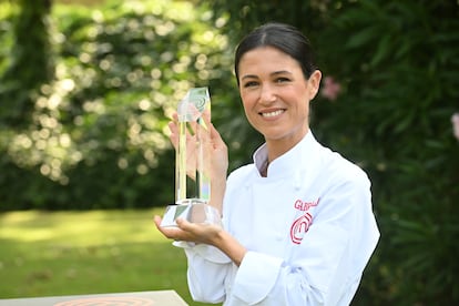 Gabriela Hinojosa posa con el trofeo de ganadora de 'MasterChef 13'