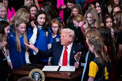 Trump firmaba el 5 de febrero en la Casa Blanca el decreto con el que prohibía la participación de atletas trans en los deportes femeninos.