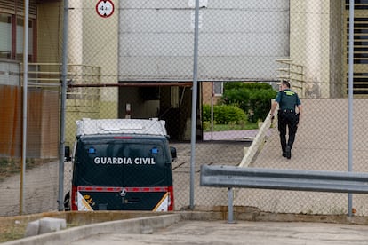 El furgón que trasladó el lunes a Santos Cerdán, a su entrada en la cárcel madrileña de Soto del Real, el lunes.
