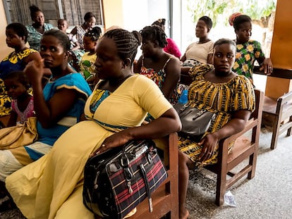 pqrmrua4kng3zkerp5uj7xwi2a Mujeres sentadas en la sala de espera del hospital de New Tafo, en el este de Ghana, en abril de 2023.