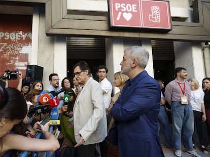 q6ayxhowdncopc2iwbesdso7nm-1 Salvador Illa, primer secretario del PSC y presidente de la Generalitat de Cataluña, hace declaraciones a los medios a su llegada a la sede del PSOE.