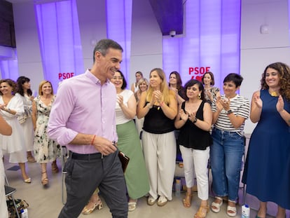 qmpnaxbkk5efxbbjjdzoykpc5a-2 El presidente del Gobierno, Pedro Sánchez, se reúne con las secretarias y portavoces de Igualdad de los territorios y en las Cortes, este viernes en la sede del PSOE en Madrid en una imagen difundida por el partido.